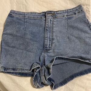 Medium wash short shorts